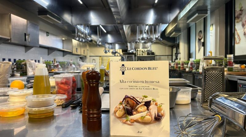 Libro Reservas Restaurante 2023: Libro De Bitacora De Mesa D
